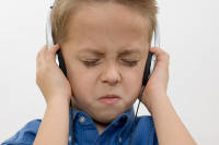 menino escutando música
